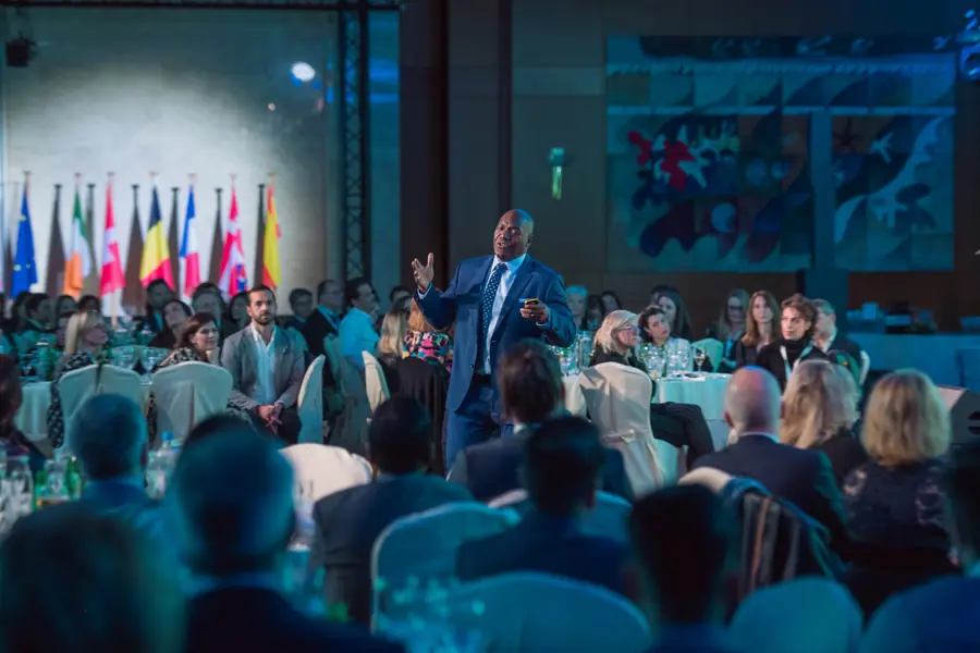 Devon Harris speaking to a corporate dinner audience